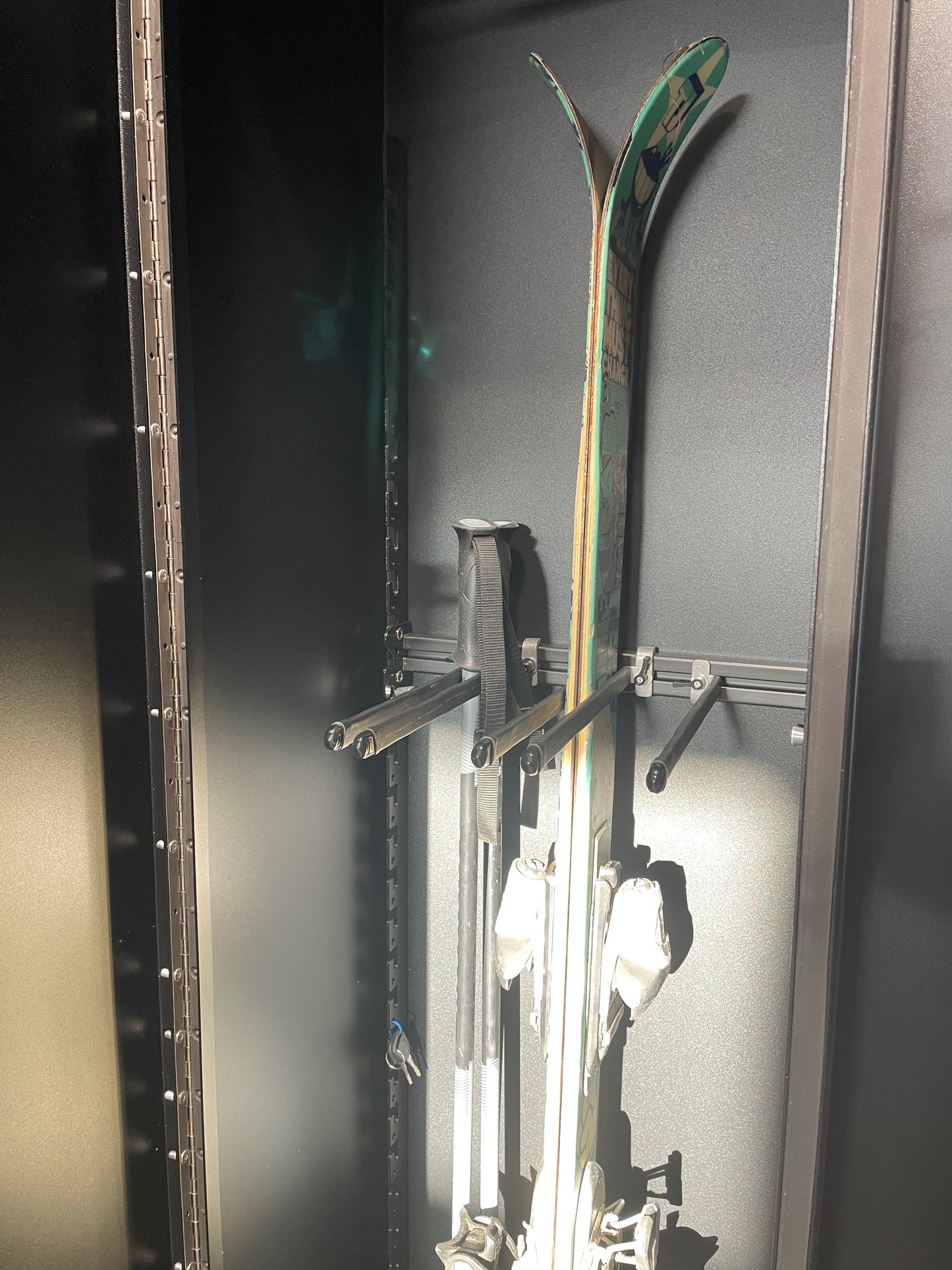 Phlosystem ski transport rack showing skis and poles secured for transport
