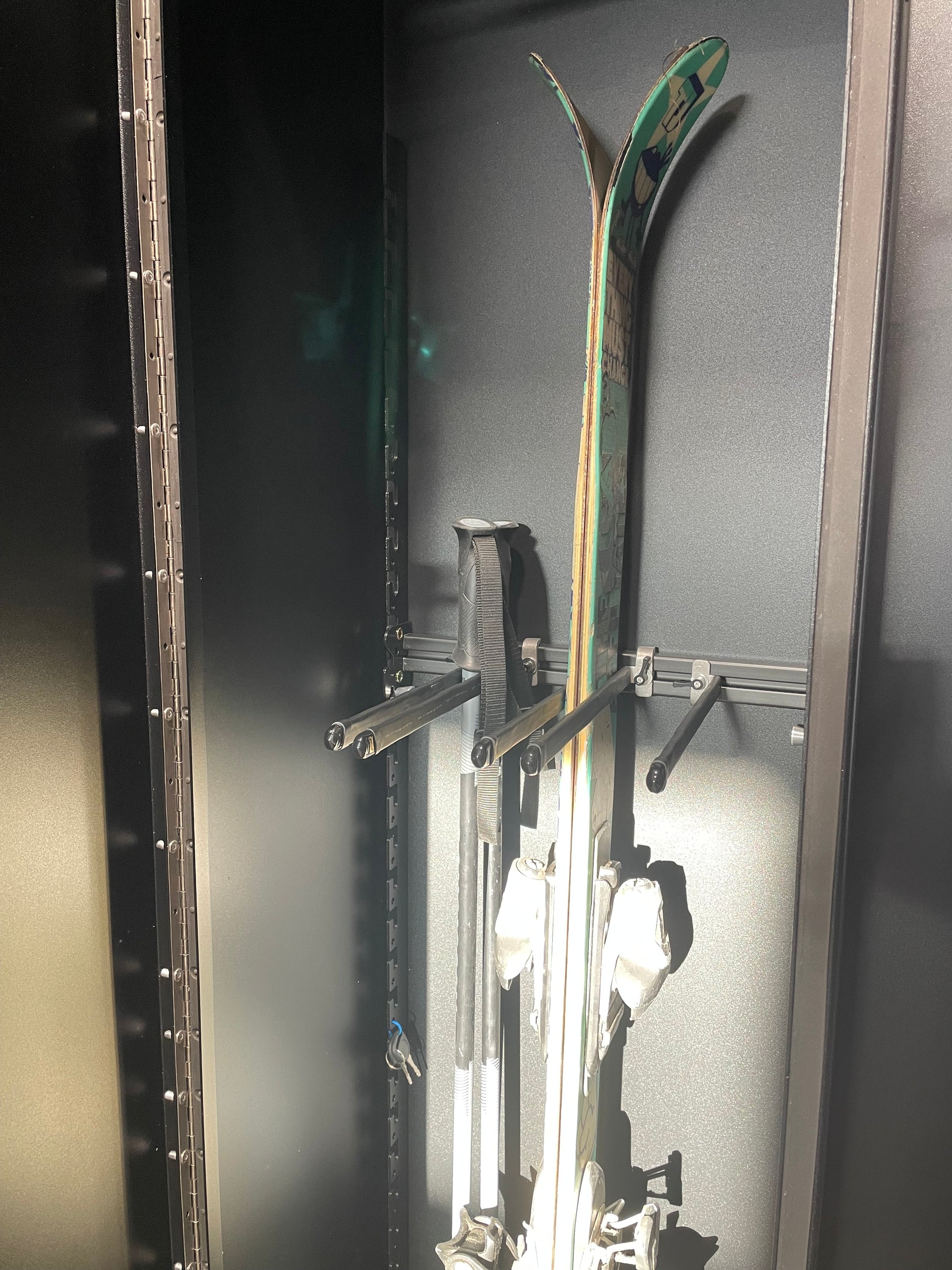 Phlosystem ski transport rack showing skis and poles secured for transport